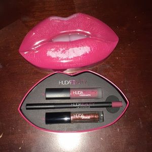 Huda Beauty 3 step lip kit! NEVER USED!